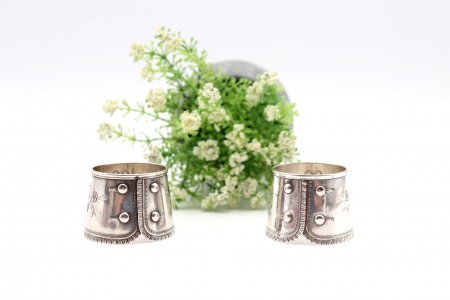 Argolas de guardanapo em prata com elementos vegetalistas relevados